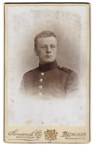 Fotografie Samson & Co., München, Neuhauserstrasse 7, Soldat in Uniform, Inf. Rgt. 8