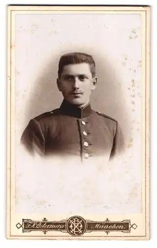 Fotografie F. H. Ostermayr, München, Karlsplatz 6, Junger Soldat mit Bürstenschnitt in Uniform