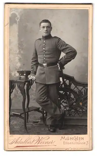 Fotografie Adalbert Werner, München, Elisenstrasse 7, Soldat in Uniform mit Bajonett und Portepee