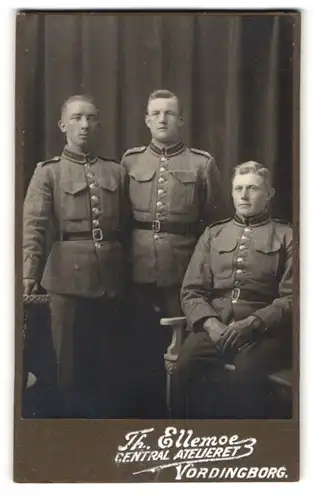 Fotografie Th. Ellemoe, Vordingborg, Dänische Gardesoldaten in Uniform