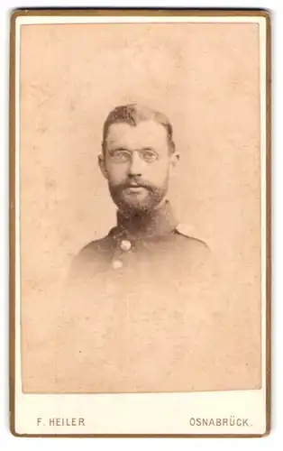 Fotografie F. Heiler, Osnabrück, Grosse Strasse 28, Soldat mit Vollbart und Brille in Uniform