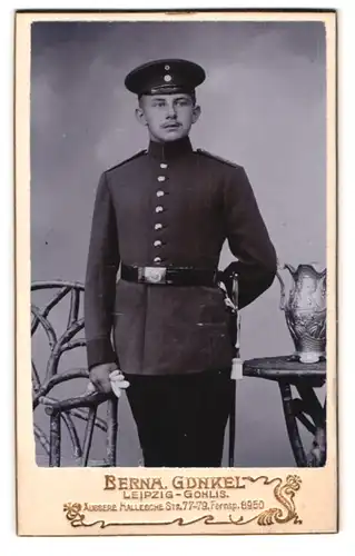 Fotografie Bernh. Gunkel, Leipzig-Gohlis, Äussere Hallesche Strasse 77-79, Soldat in Uniform mit Bajonett und Portepee