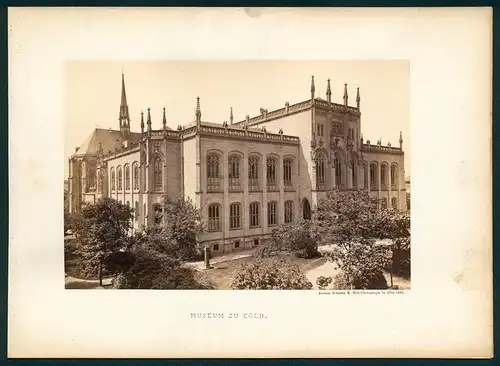 Fotografie Anselm Schmitz, Cöln, Ansicht Cöln, Museum mit Kirche im Hintergrund um 1881