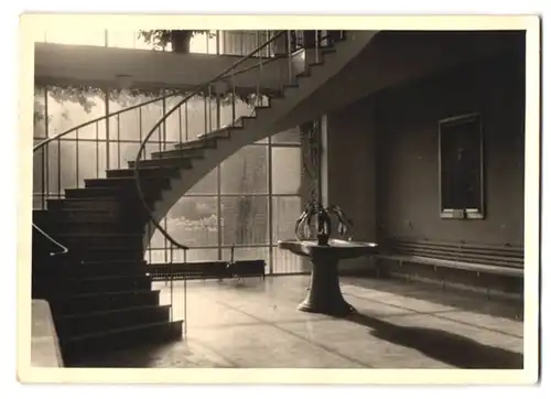 2 Fotografien Architektur, Treppenhaus - Treppenaufgang / Art Bauhaus Stil