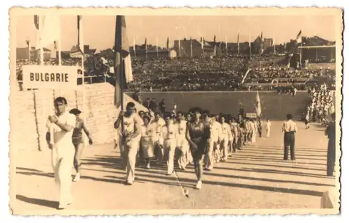 12 Fotografien W. Uhlig, Netzschkau i. V., Ansicht Berlin, Walter Ulbricht Stadion, DDR Sportfest, Einlauf der Nationen