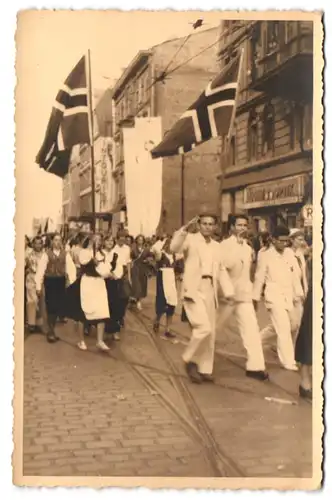 12 Fotografien W. Uhlig, Netzschkau i. V., Ansicht Berlin, Walter Ulbricht Stadion, DDR Sportfest, Einlauf der Nationen