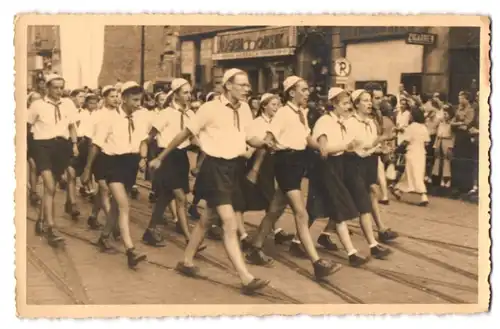 12 Fotografien W. Uhlig, Netzschkau i. V., Ansicht Berlin, Walter Ulbricht Stadion, DDR Sportfest, Einlauf der Nationen