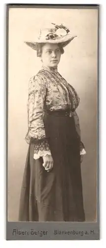 Fotografie Albert Berger, Blankenburg a. H., Portrait junge Dame in hübscher Bluse und Rock