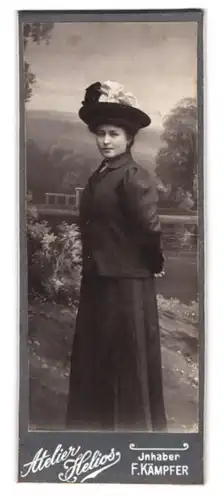 Fotografie F. Kämpfer, Ort unbekannt, Portrait junge Dame in modischer Kleidung