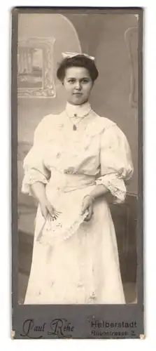 Fotografie Paul Rehe, Halberstadt, Roonstrasse 2, Portrait junge Dame im Kleid mit Fächer