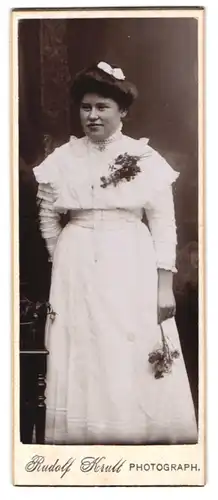 Fotografie Rudolf Krull, Ort unbekannt, Portrait junge Dame im weissen Kleid