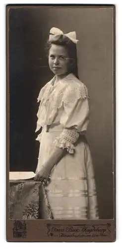 Fotografie Franz Beck, Magdeburg, Himmelreichstr. 15-16, Portrait junge Dame in hübscher Kleidung