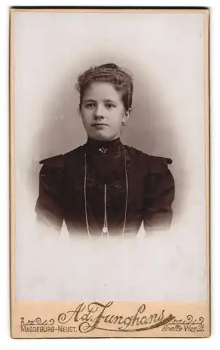 Fotografie Ad. Junghans, Magdeburg-Neust., Breite Weg 21, Portrait junge Dame im Kleid