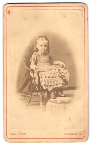 Fotografie Carl Koch, Magdeburg, Portrait kleines Mädchen im hübschen Kleid