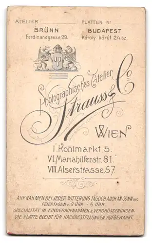 Fotografie Atelier Strauss & Co., Wien, Kohlmarkt 5, Portrait kleines Mädchenin weisser Kleidung