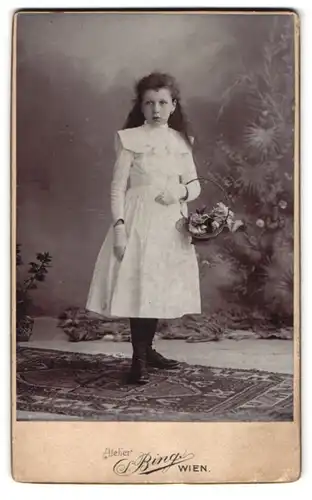 Fotografie Sigmund Bing, Wien, Goldschmidgasse 4, Portrait junges Mädchen im Kleid mit Blumenkorb