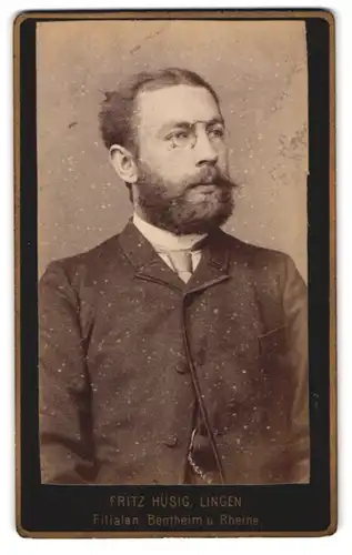 Fotografie Fritz Hüsig, Lingen, Portrait stattlicher Herr mit Zwicker und Vollbart