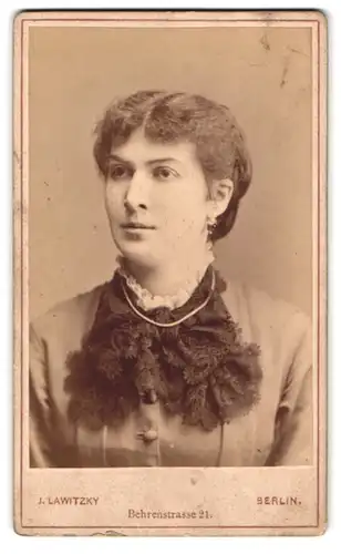 Fotografie J. Lawitzky, Berlin, Behrenstrasse 21, Portrait junge Dame mit zeitgenössischer Frisur