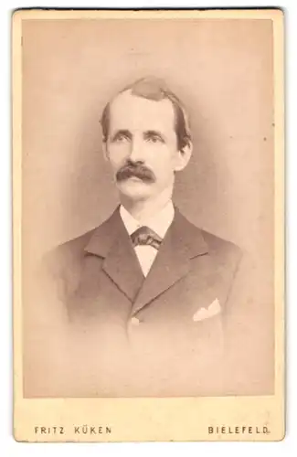 Fotografie Fritz Küken, Bielefeld, Ecke des Neumarkts und der Victoriastrasse, Portrait eleganter Herr mit Schnurrbart