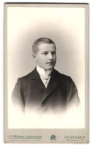 Fotografie C. F. Röthlisberger, Vegesack, Bremerstr. 14, Portrait junger Herr im Anzug mit Krawatte
