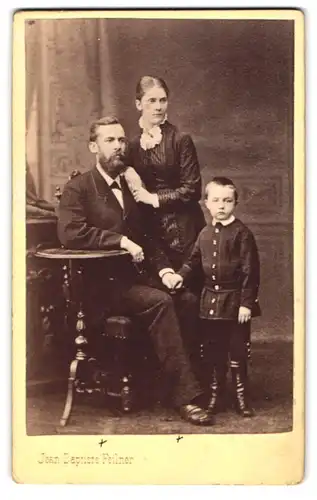 Fotografie Jean Baptiste Feilner, Bremen, Wall 185, Portrait bürgerliches Paar mit einem Sohn