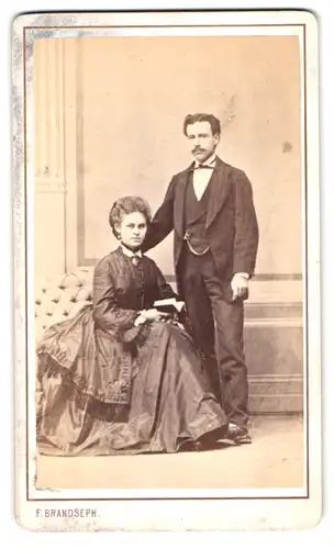 Fotografie F. Brandseph, Stuttgart, Portrait junges Paar in hübscher Kleidung mit Buch
