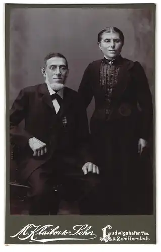 Fotografie M. Klaiber & Sohn, Ludwigshafen a. Rh., Kaiser-Wilhelm-Str. 22, Portrait, Ehepaar mit düsterem Blick
