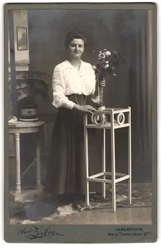Fotografie Anne Zeibig, Innsbruck, Maria-Theresienstr. 27, Portrait, Frau mit Blumenstrauss in der Hand