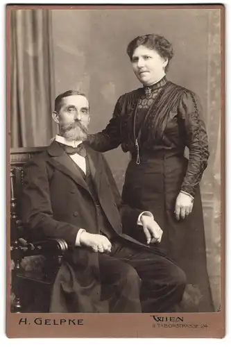 Fotografie H. Gelpke, Wien, Taborstrasse 24, Portrait, Schwarz gekleidetes Ehepaar