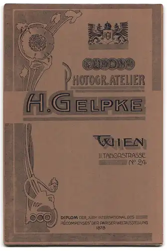 Fotografie H. Gelpke, Wien, Taborstrasse 24, Portrait, Schwarz gekleidetes Ehepaar