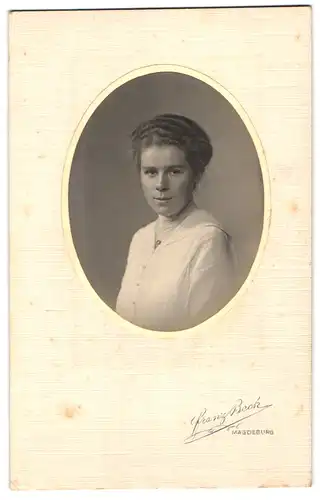 Fotografie Franz Beck, Magdeburg, Portrait, In weiss gekleidete Dame mit hochgestecktem Haar