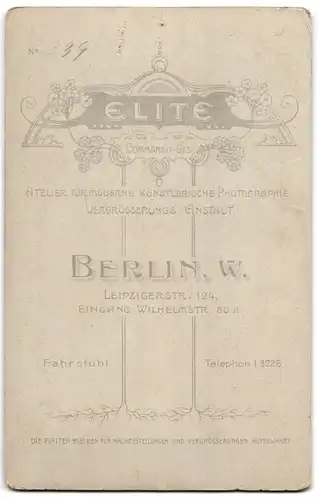 Fotografie Elite Atelier, Berlin, Leipziger Str. 124, Portrait, Mann mit dünnem Moustache hinter Stuhl posierend