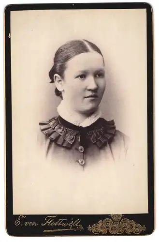 Fotografie E. von Flottwell, Magdeburg, Breiteweg 21 /22, Portrait, Junges Mädchen mit steng gebundenem Zopf