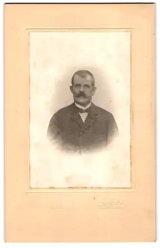 Fotografie Hugo Nökel, Halberstadt, Martiniplan 19-21, Portrait, Mann mit Moustache und Fliege