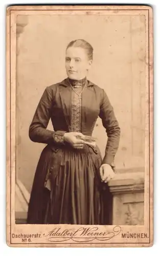 Fotografie Adalbert Werner, München, Dachauerstrasse 6, Portrait, Junge Frau mit Kreuzkette