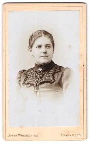 Fotografie Josef Woersching, Starnberg, Portrait, Mädchen mit zusammen gebundenen Haaren