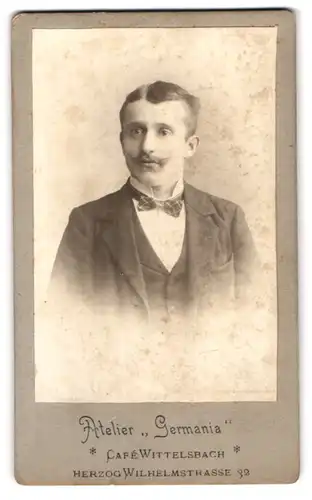 Fotografie Atelier Germania, Café Wittelsbach, Herzog Wilhelmstrasse 32, Portrait, Junger Mann mit Moustache