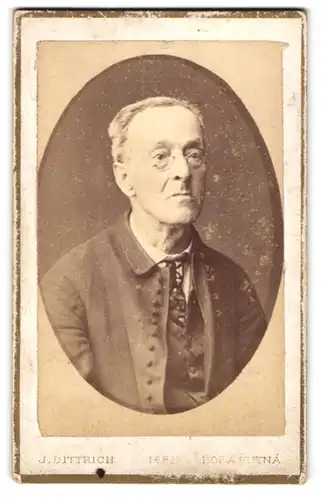 Fotografie J. Dittrich, Ort unbekannt, Portrait, Älterer Herr mit Brille 1881