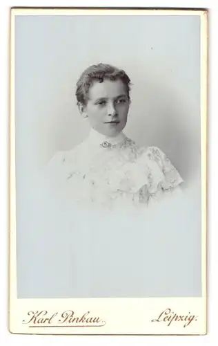 Fotografie Karl Pinkau, Leipzig, Tauchaerstrasse 9, Portrait, Junge Dame in hoch geschlossenem, weissen Kleid