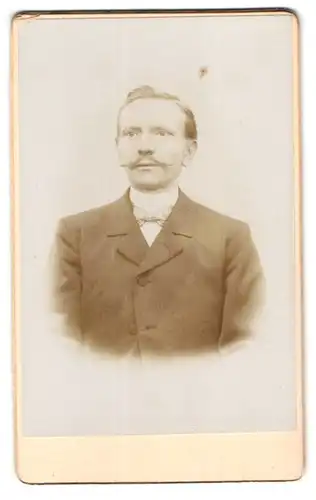 Fotografie unbekannter Fotograf und Ort, Portrait, Mann mit spitzem Moustache