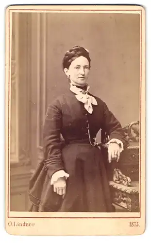 Fotografie Otto Lindner, Berlin, Prinzenstrasse 71, Portrait, Frau in tailliertem Kleid 1875