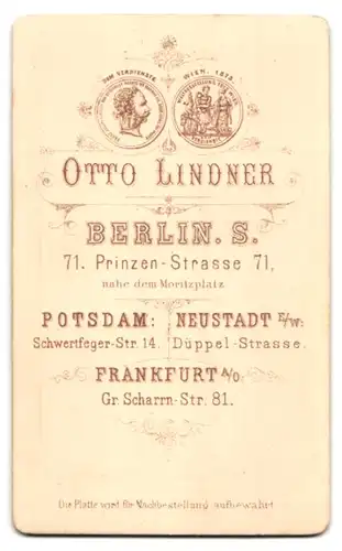 Fotografie Otto Lindner, Berlin, Prinzenstrasse 71, Portrait, Frau in tailliertem Kleid 1875