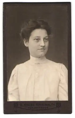 Fotografie G. Knees, Königsberg Pr., Münzstrasse, Portrait, Junge Dame in weissem Kleid