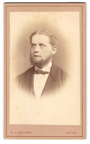 Fotografie A. H. Oetling, Celle, Herr mit Bart und Fliege