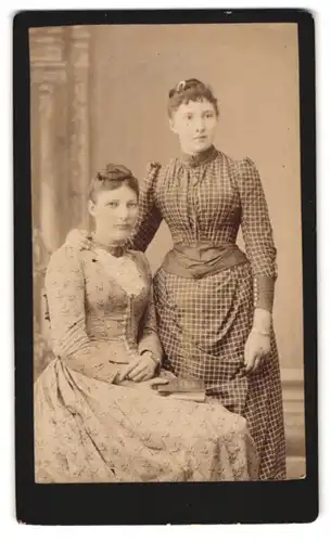 Fotografie Wilhelm Graf, Quakenbrück, Zwei hübsche Schwestern mit Dutt
