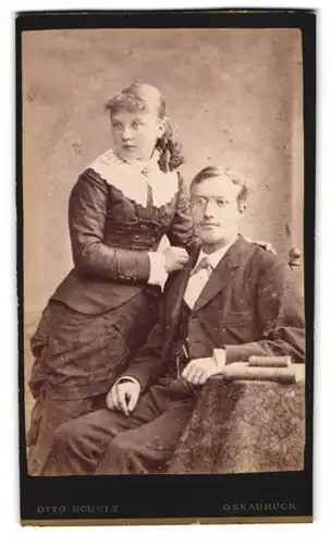 Fotografie Otto Schulz, Osnabrück, Domhof 4a, Vater mit Brille sitzt neben seiner Tochter