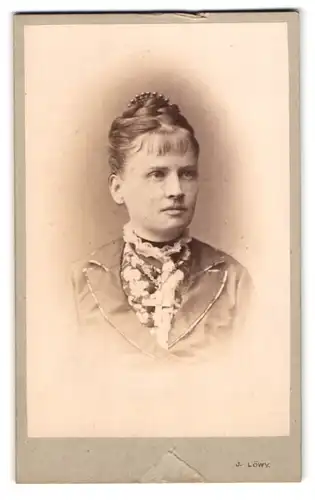 Fotografie J. Löwy, Wien, Dame mit hochgestecktem Haar