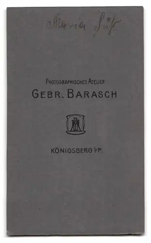 Fotografie Gebr. Barasch, Königsberg, Hübsche Frau stützt sich ab