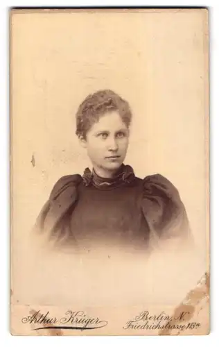 Fotografie Arthur Krüger, Berlin, Friedrich-Strasse 113a, Junge Frau im schwarzen Kleid