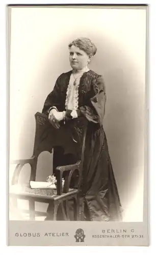Fotografie Atelier Globus, Berlin-C., Rosenthaler-Str. 27-31, Portrait bürgerliche Dame lehnt am Stuhl
